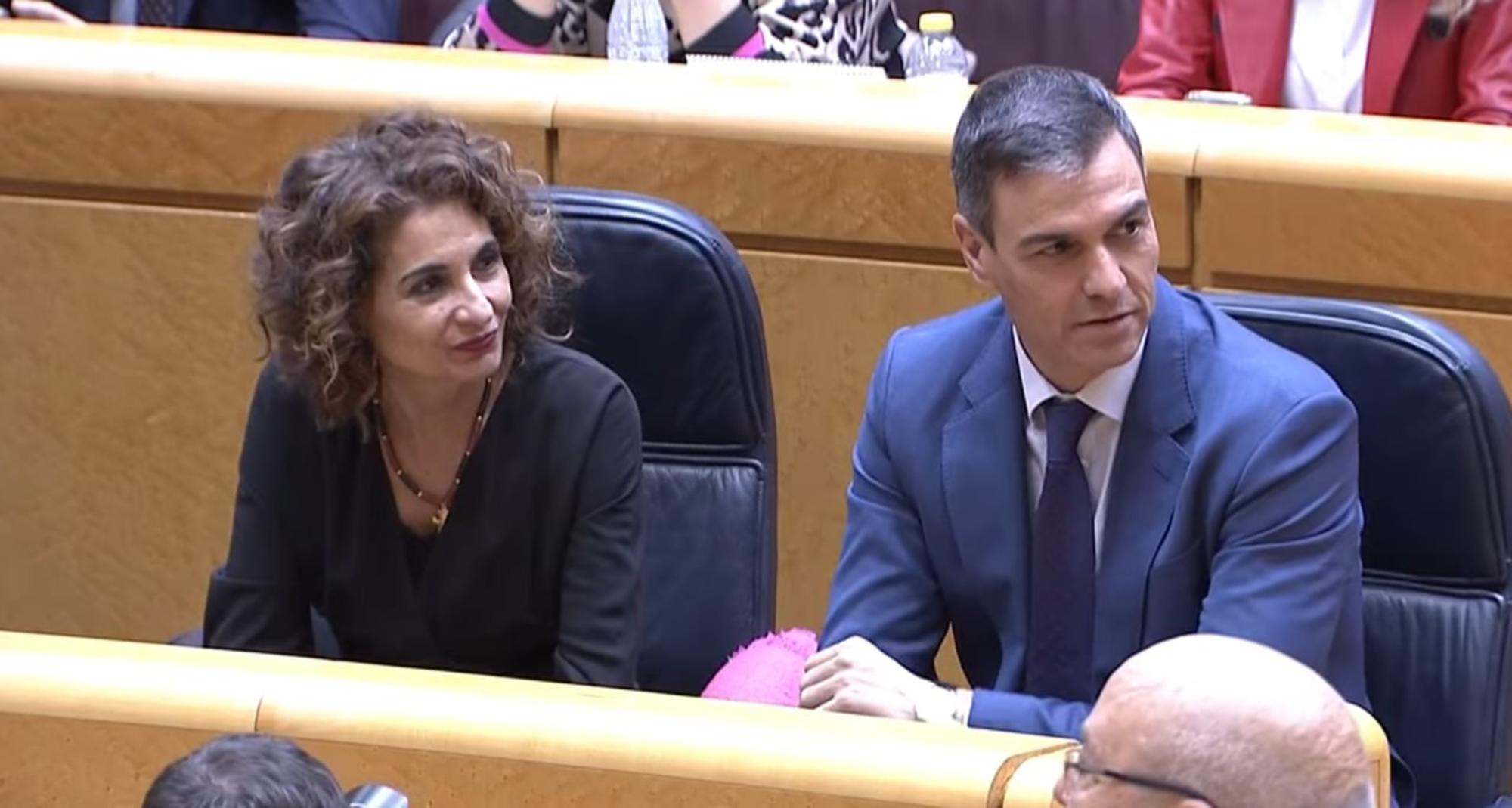 Pedro Sánchez y María Jesús Montero. Senado